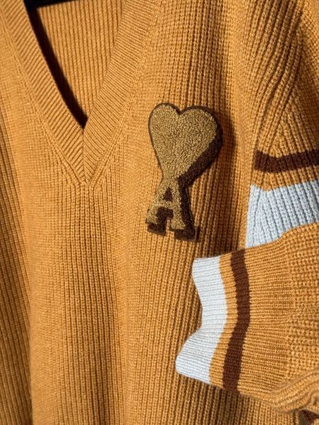 Чоловічий пуловер AMI Paris V-Neck Heart Logo Striped Knit Sweater Beige Camel (AP07001.4M) AP07001.4M фото